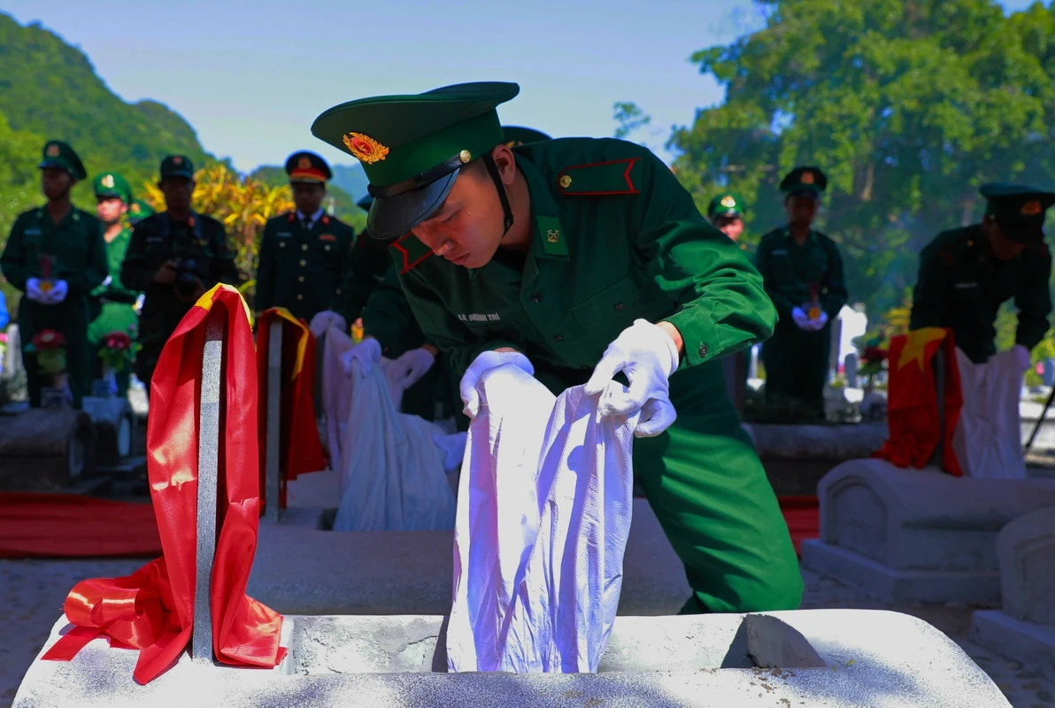 Các anh về trong vòng tay của đất mẹ thương yêu