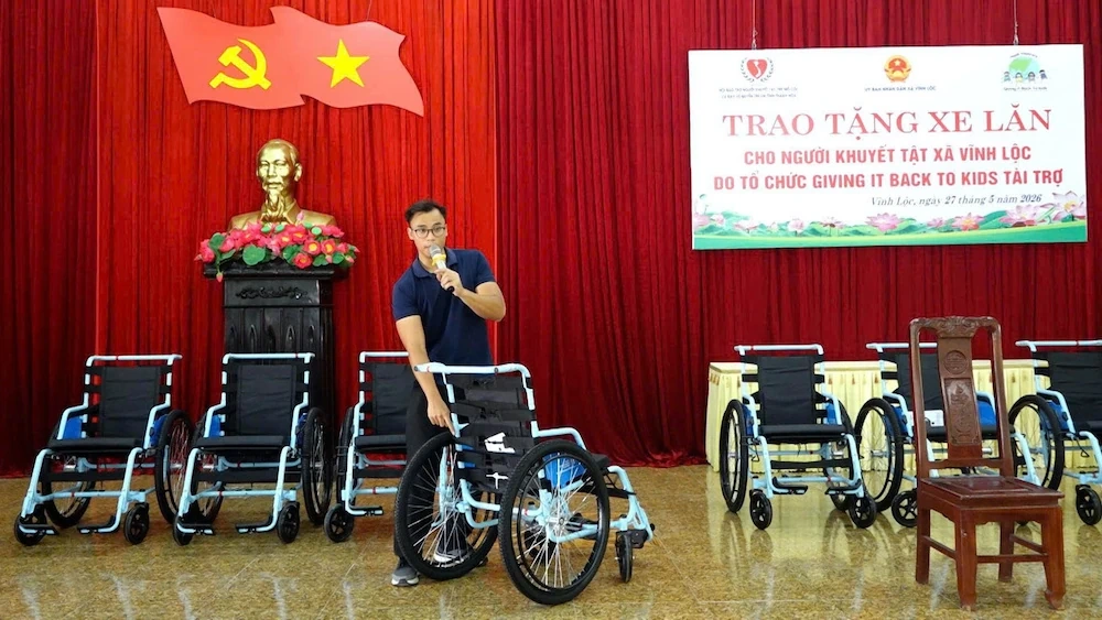 Trao tặng 19 xe lăn cho người khuyết tật tại xã Vĩnh Lộc