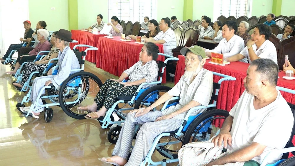 Trao tặng 19 xe lăn cho người khuyết tật tại xã Vĩnh Lộc