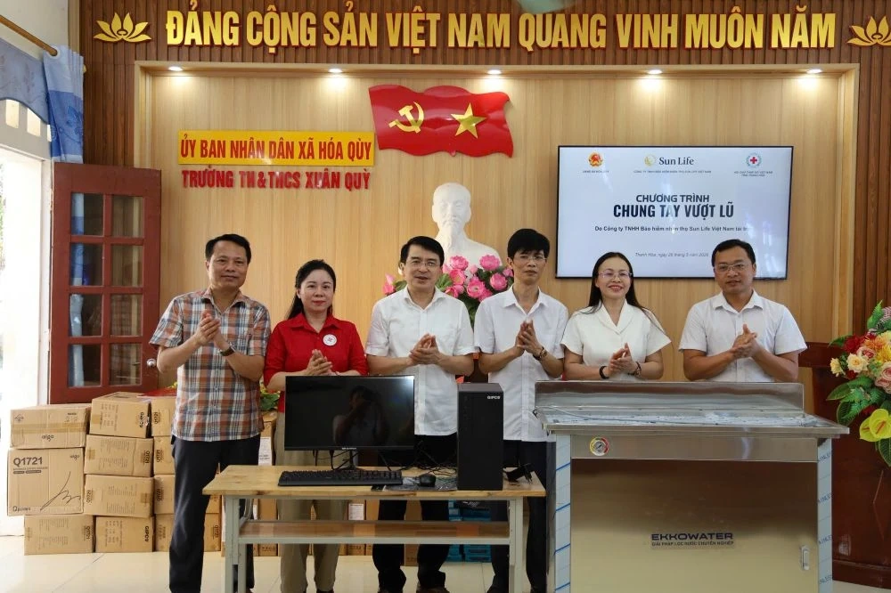 Trao tặng quà cho các nhà trường và học sinh xã Hóa Quỳ