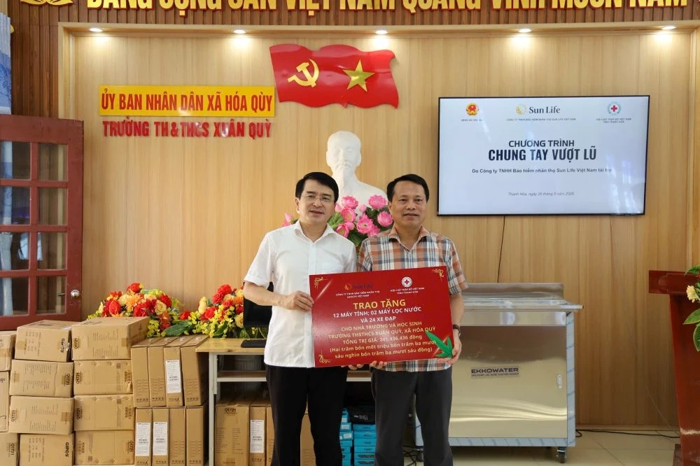 Trao tặng quà cho các nhà trường và học sinh xã Hóa Quỳ