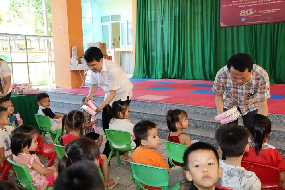 Trao tặng quà cho các nhà trường và học sinh xã Hóa Quỳ