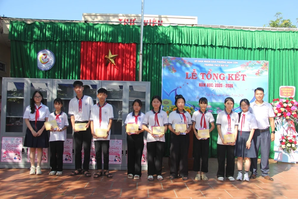 Trao tặng học bổng cho học sinh khó khăn Trường THCS Hải Hà