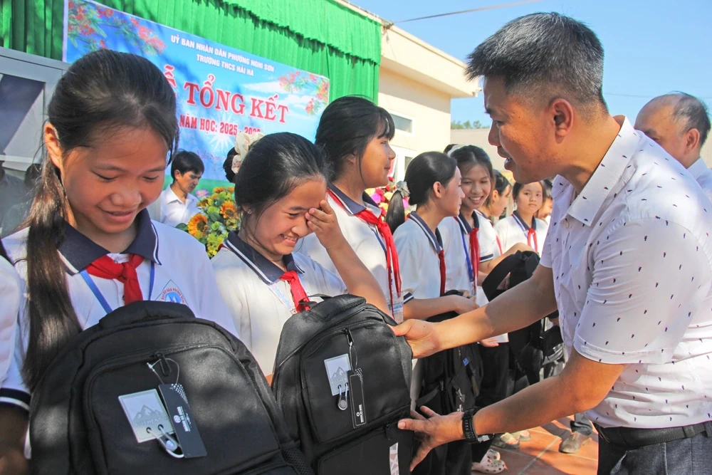 Trao tặng học bổng cho học sinh khó khăn Trường THCS Hải Hà