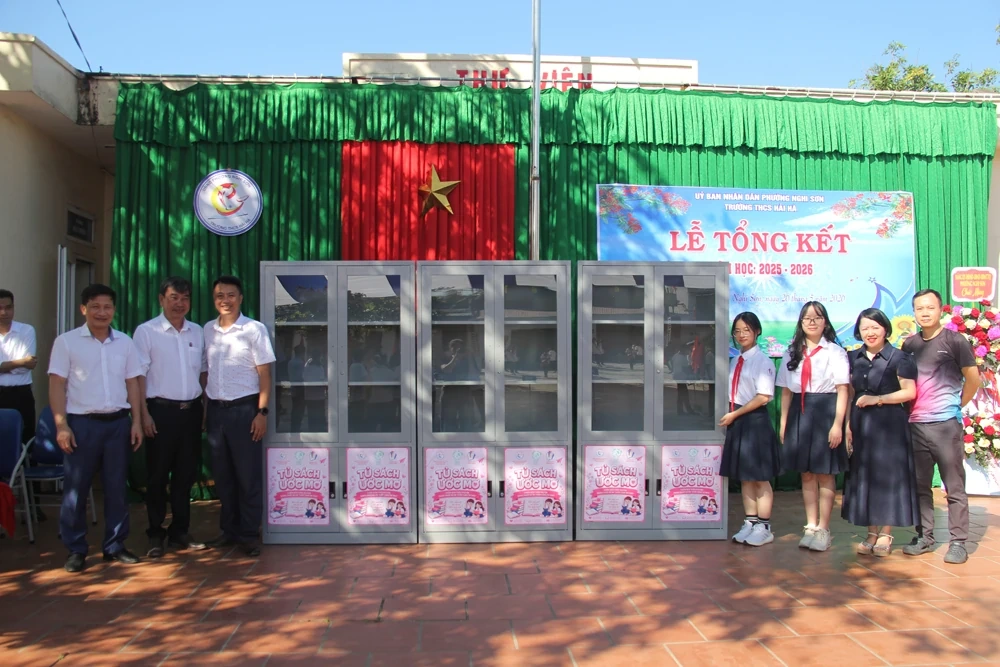 Trao tặng học bổng cho học sinh khó khăn Trường THCS Hải Hà