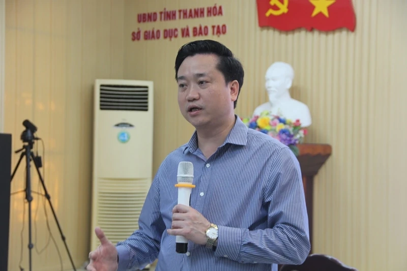 Khen thưởng 2 học sinh đoạt thành tích tại Kỳ thi Olympic Vật lí châu Á năm 2026