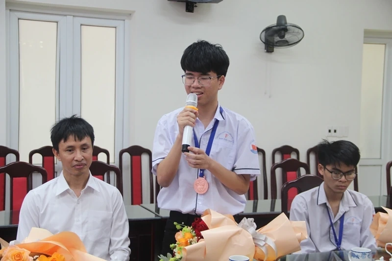 Khen thưởng 2 học sinh đoạt thành tích tại Kỳ thi Olympic Vật lí châu Á năm 2026
