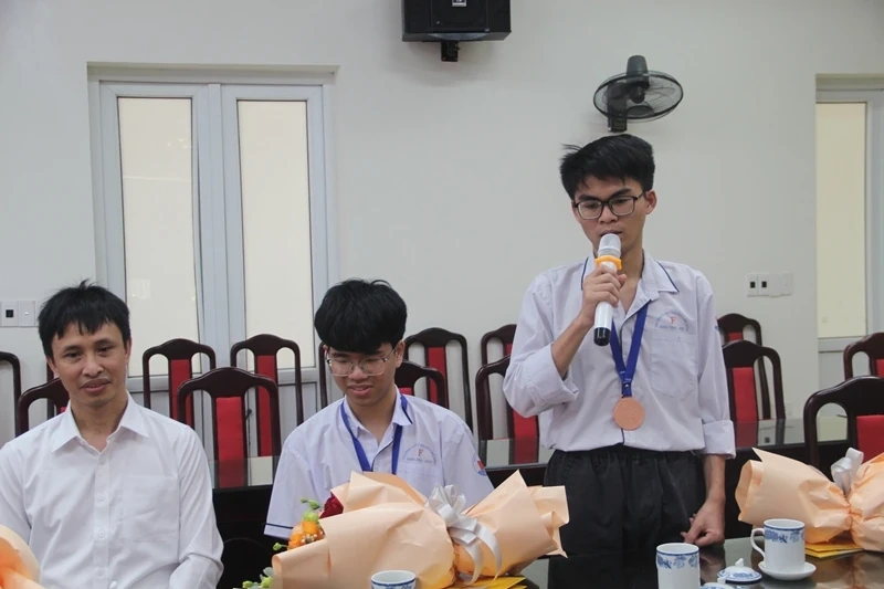 Khen thưởng 2 học sinh đoạt thành tích tại Kỳ thi Olympic Vật lí châu Á năm 2026