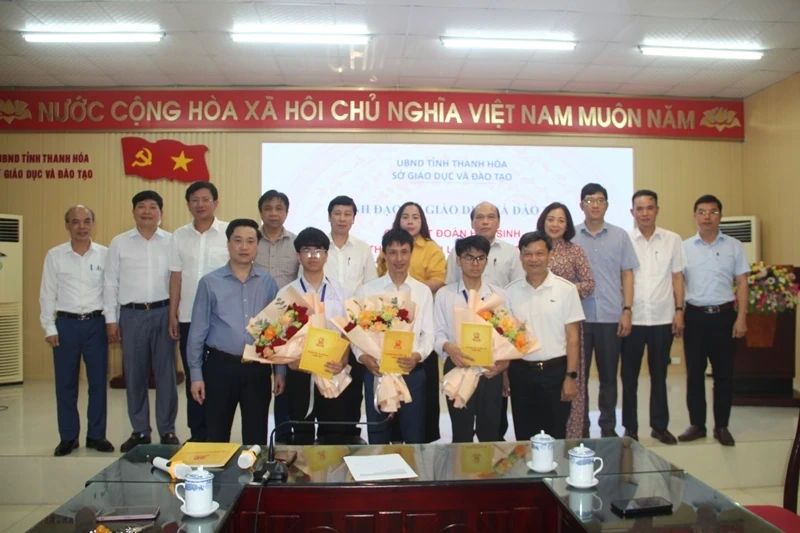 Khen thưởng 2 học sinh đoạt thành tích tại Kỳ thi Olympic Vật lí châu Á năm 2026