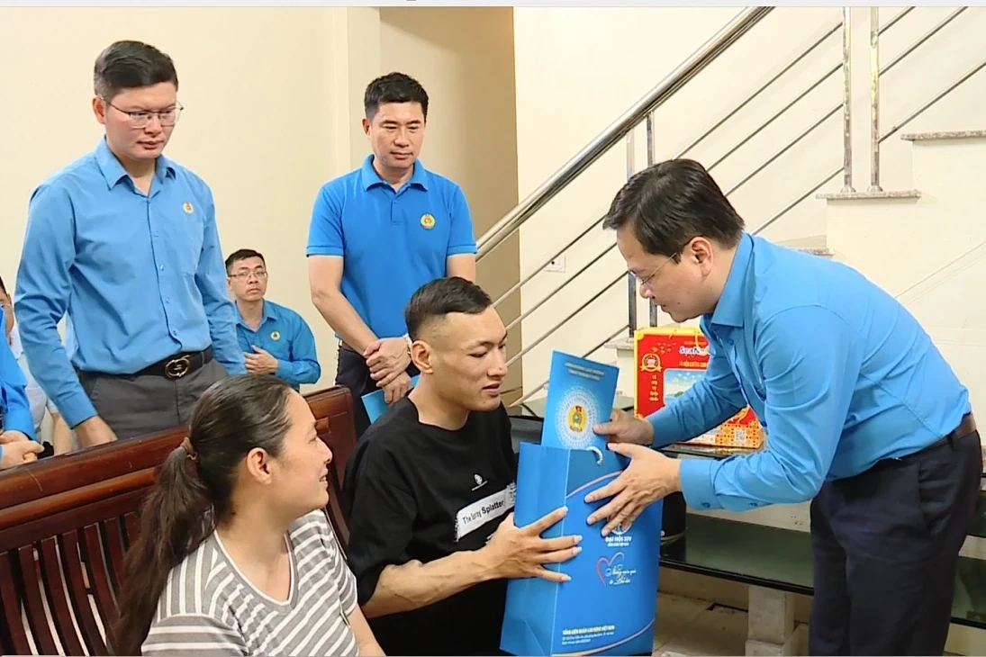 Chủ tịch Tổng Liên đoàn Lao động Việt Nam chúc mừng Đại lễ Phật đản và thăm hỏi công nhân tại Thanh Hóa