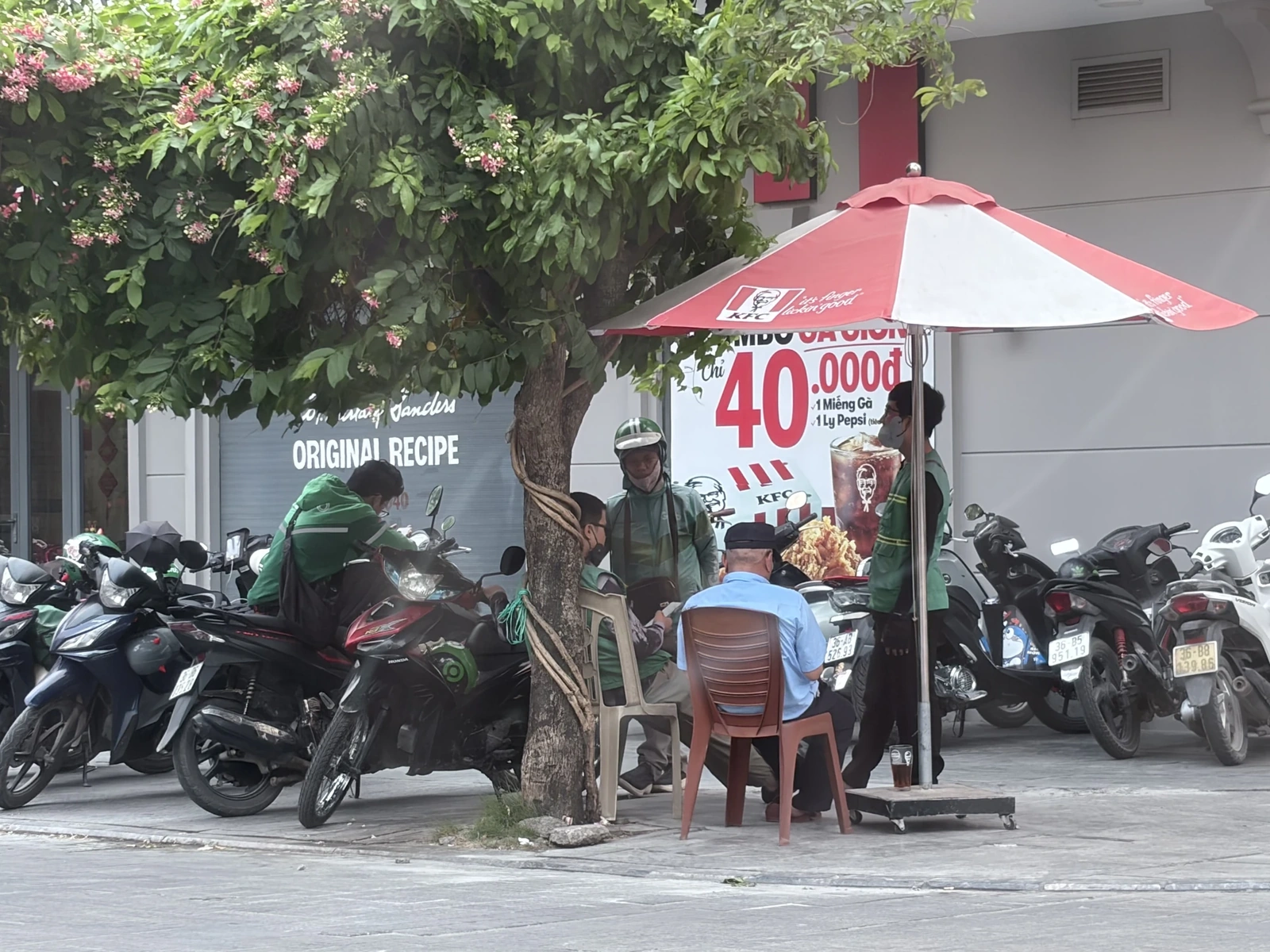 Nắng gay gắt và “bài toán sức bền” của shipper, tài xế công nghệ