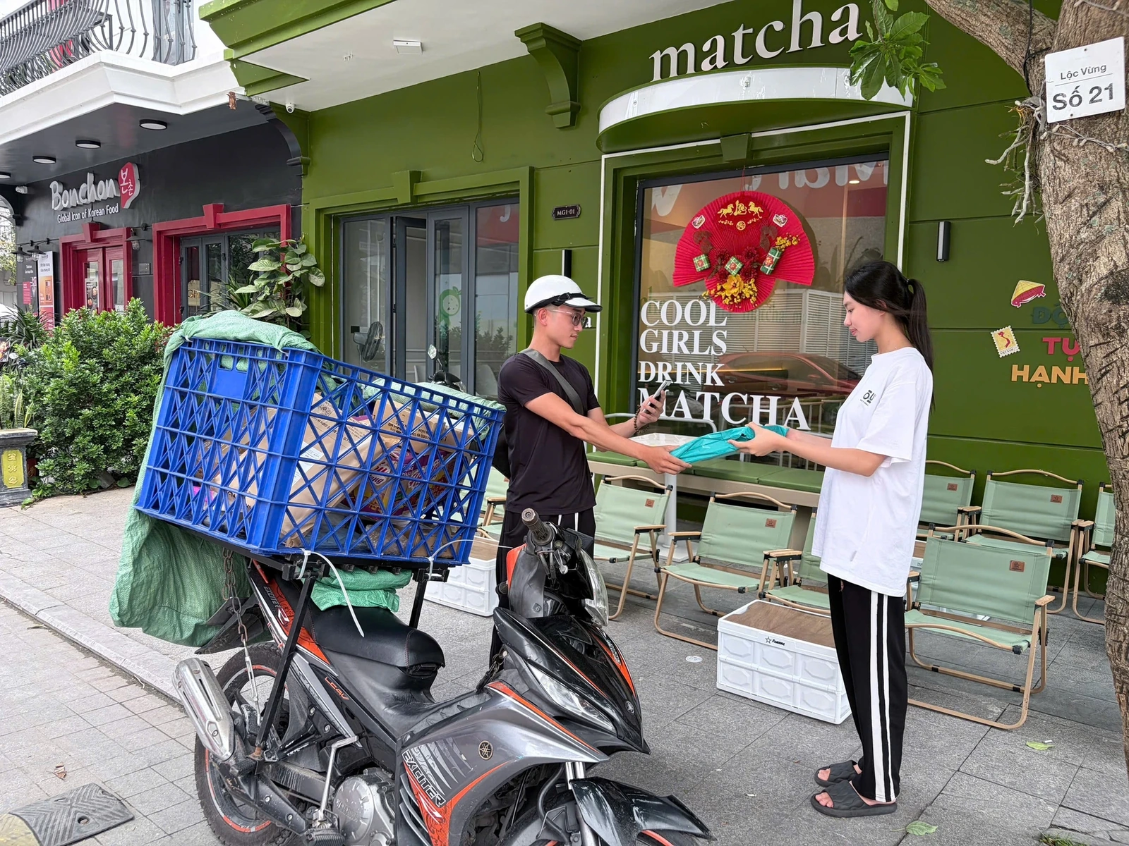 Nắng gay gắt và “bài toán sức bền” của shipper, tài xế công nghệ