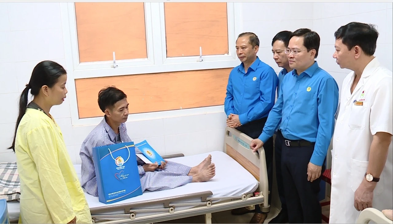 Chủ tịch Tổng Liên đoàn Lao động Việt Nam chúc mừng Đại lễ Phật đản và thăm hỏi công nhân tại Thanh Hóa
