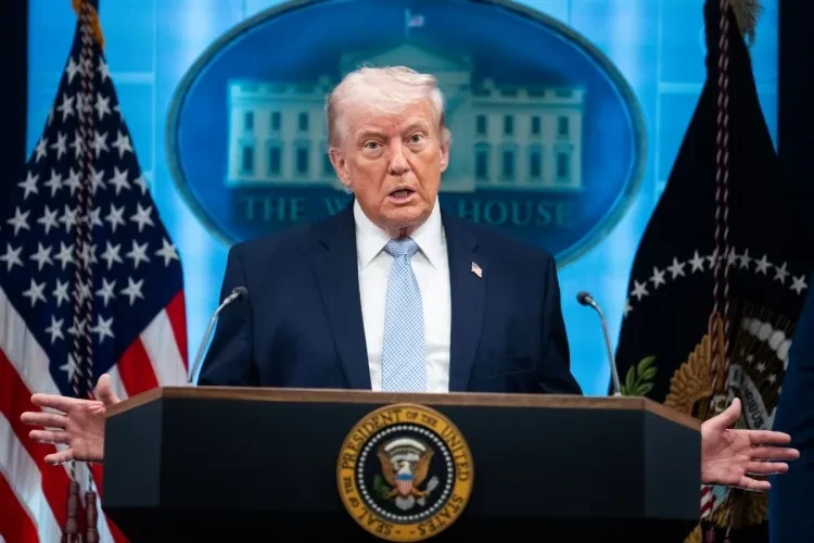 Tỷ lệ ủng hộ tổng thống Mỹ Donald Trump chạm mức thấp kỷ lục