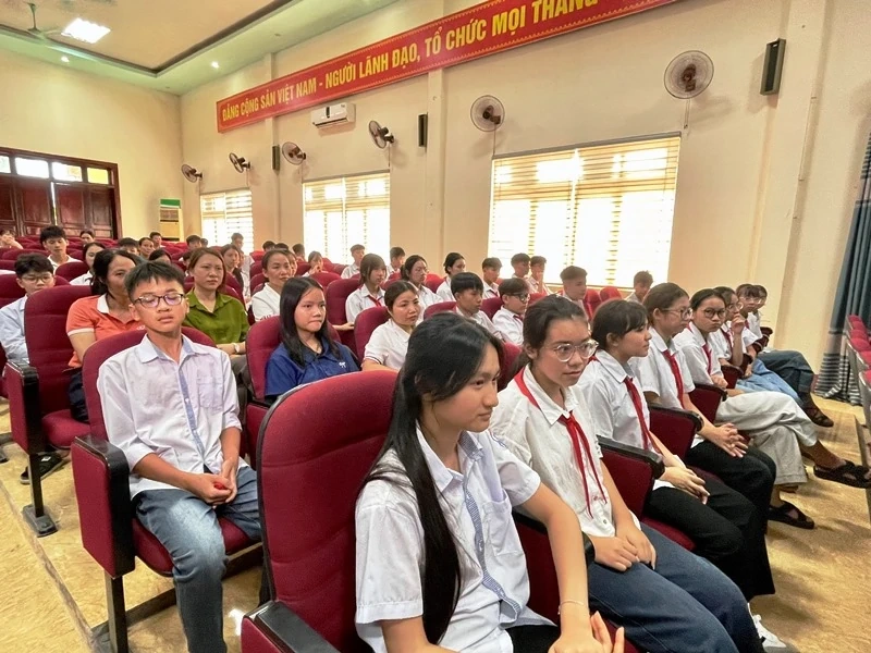 Trao tặng sách và chuyển giao phần mềm thư viện số cho các trường THCS trên địa bàn xã Vạn Lộc