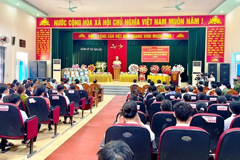 Trao tặng sách và chuyển giao phần mềm thư viện số cho các trường THCS trên địa bàn xã Vạn Lộc