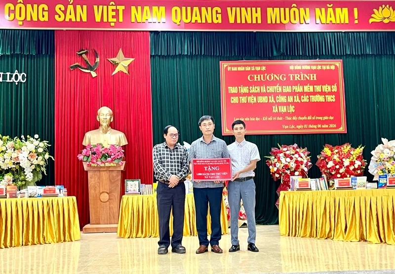 Trao tặng sách và chuyển giao phần mềm thư viện số cho các trường THCS trên địa bàn xã Vạn Lộc