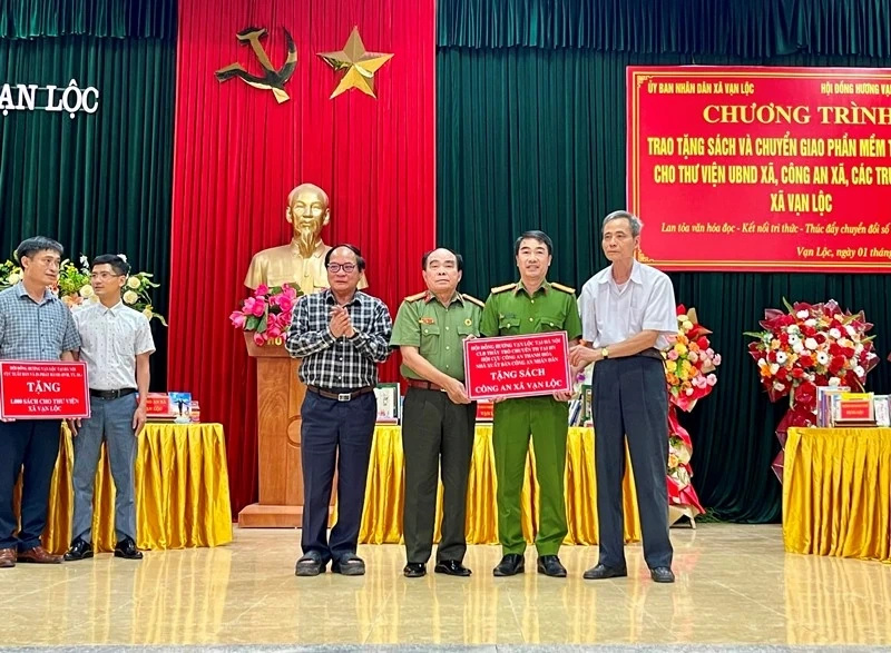 Trao tặng sách và chuyển giao phần mềm thư viện số cho các trường THCS trên địa bàn xã Vạn Lộc