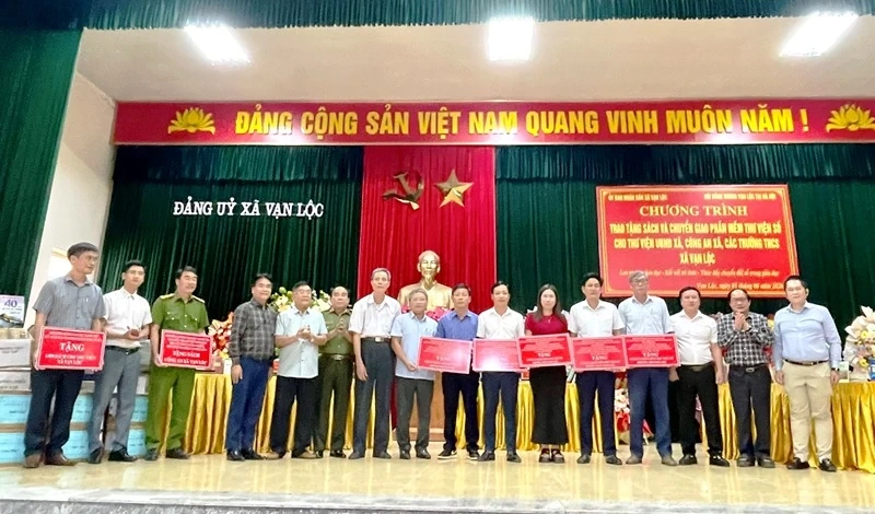 Trao tặng sách và chuyển giao phần mềm thư viện số cho các trường THCS trên địa bàn xã Vạn Lộc