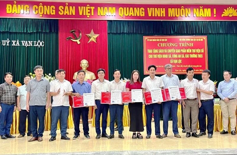 Trao tặng sách và chuyển giao phần mềm thư viện số cho các trường THCS trên địa bàn xã Vạn Lộc