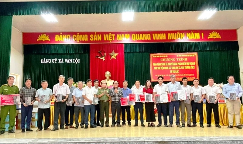 Trao tặng sách và chuyển giao phần mềm thư viện số cho các trường THCS trên địa bàn xã Vạn Lộc