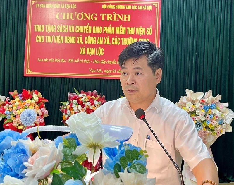 Trao tặng sách và chuyển giao phần mềm thư viện số cho các trường THCS trên địa bàn xã Vạn Lộc