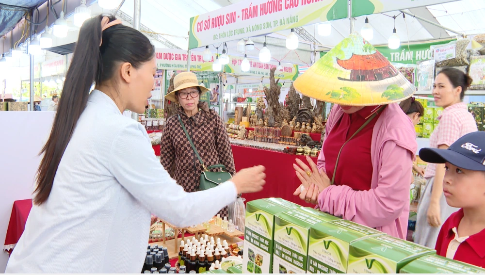 Phiên chợ giới thiệu nông sản, thực phẩm an toàn tại xã Yên Định