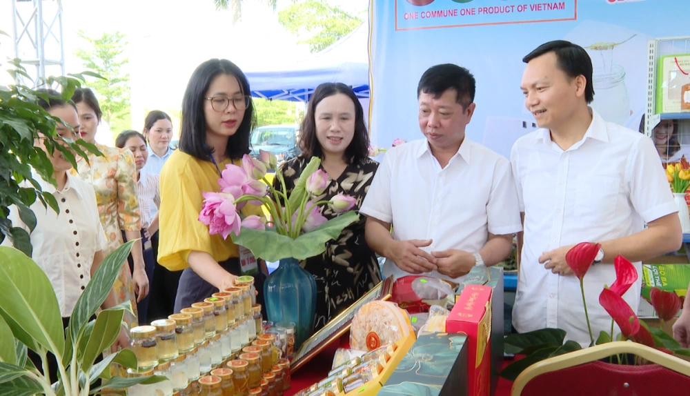 Phiên chợ giới thiệu nông sản, thực phẩm an toàn tại xã Yên Định