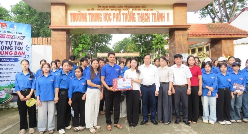 Tỉnh đoàn Thanh Hóa tặng quà đội hình tình nguyện tiếp sức mùa thi