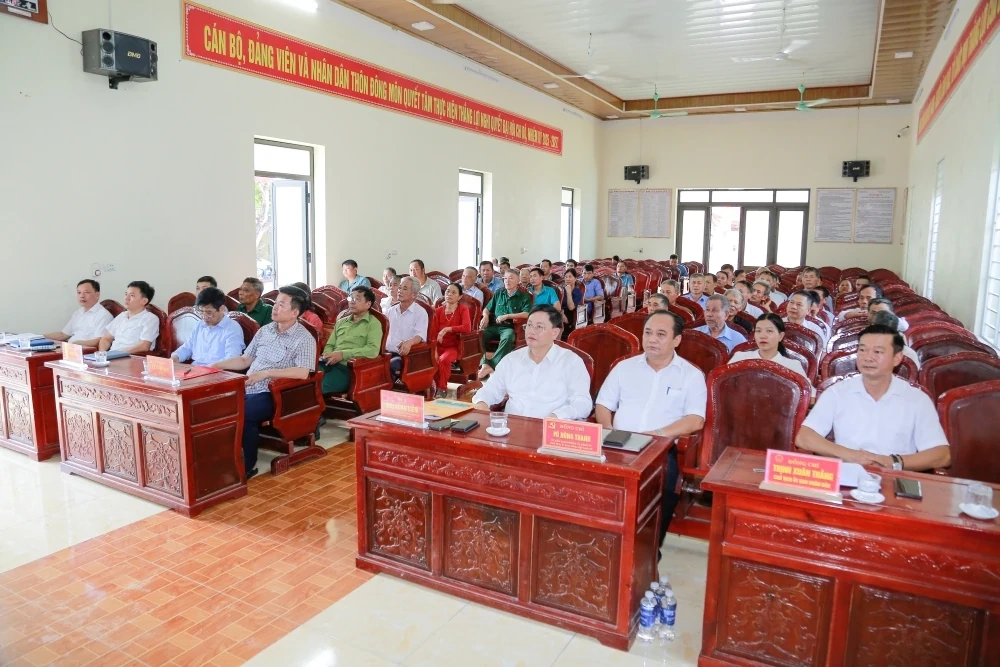 Phó Chủ tịch Thường trực UBND tỉnh Mai Xuân Liêm dự sinh hoạt Chi bộ thôn Đông Môn