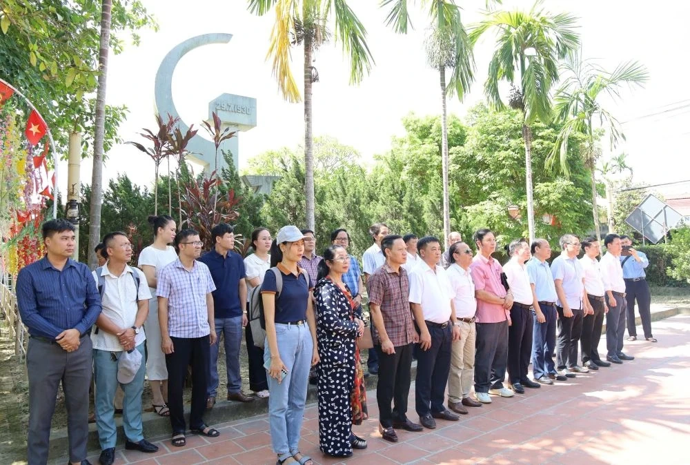 Phóng viên nhiều cơ quan báo chí đi thực tế và tìm hiểu thông tin tại xã Thọ Lập