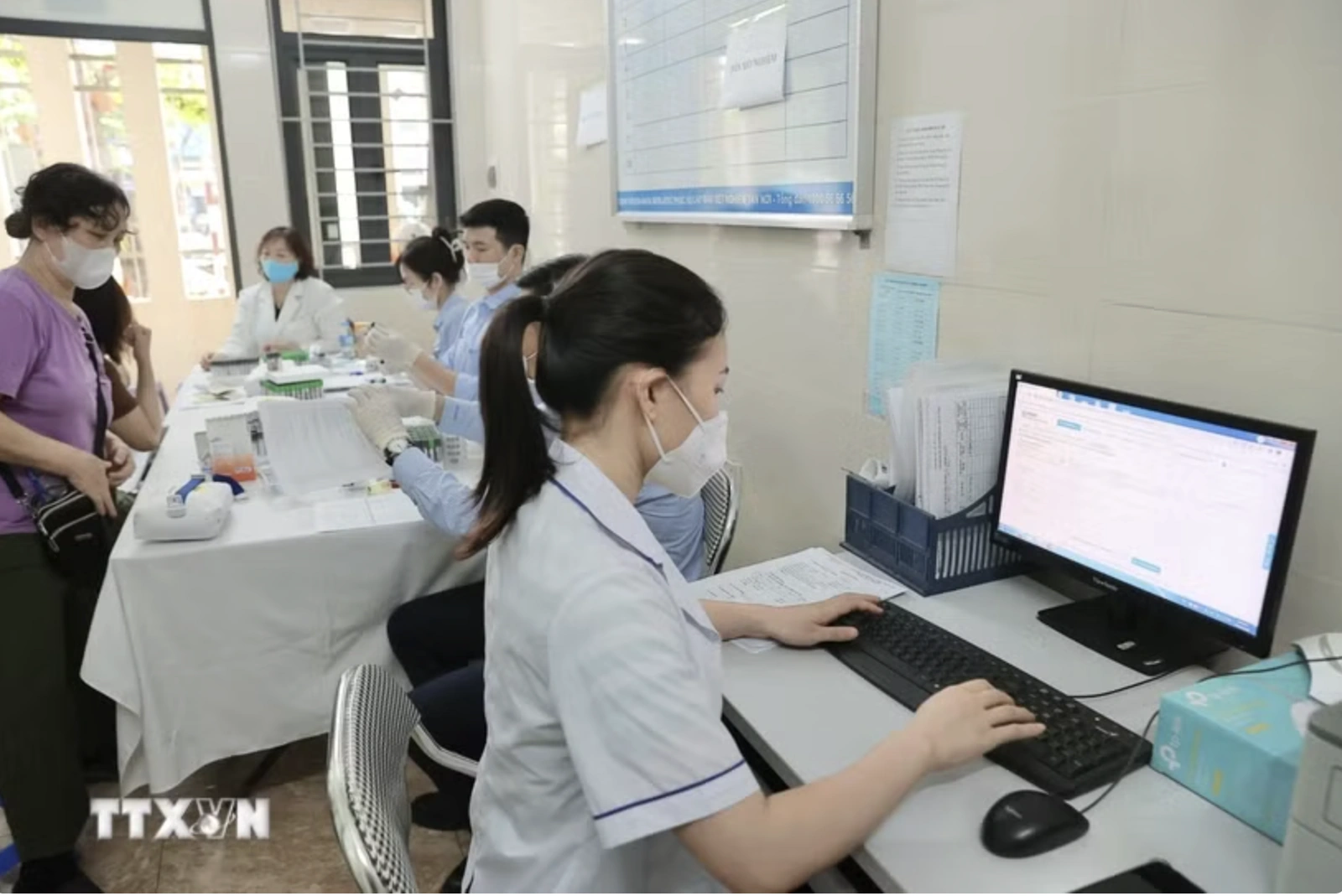 Chế độ phụ cấp đặc thù và hỗ trợ hằng tháng cho nhân viên y tế từ ngày 15/7