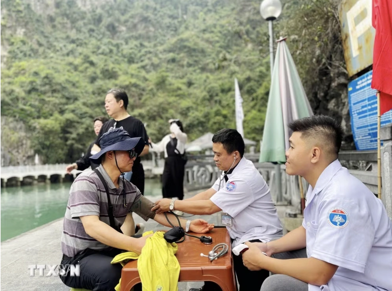 Chế độ phụ cấp đặc thù và hỗ trợ hằng tháng cho nhân viên y tế từ ngày 15/7