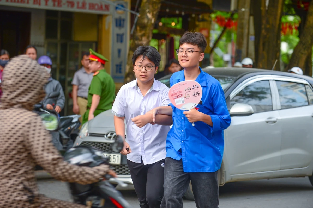 Áo xanh” đồng hành cùng sĩ tử Thanh Hóa thi vào lớp 10