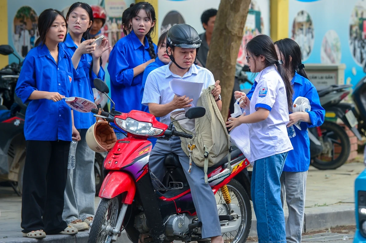 Áo xanh” đồng hành cùng sĩ tử Thanh Hóa thi vào lớp 10