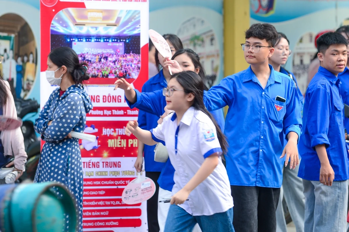 Áo xanh” đồng hành cùng sĩ tử Thanh Hóa thi vào lớp 10