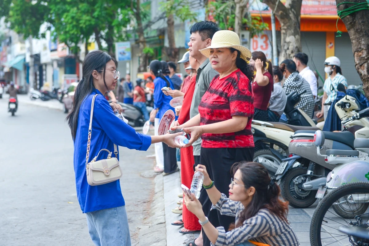 Áo xanh” đồng hành cùng sĩ tử Thanh Hóa thi vào lớp 10
