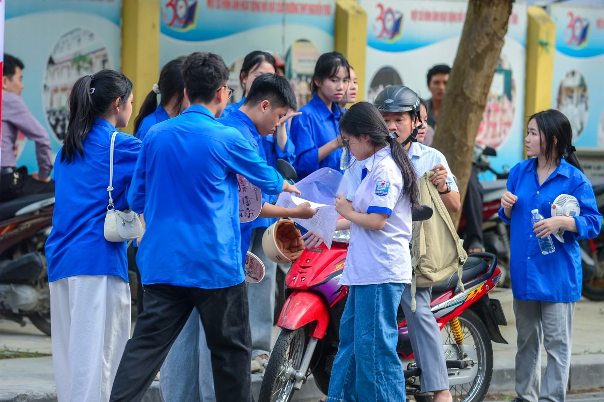 Áo xanh” đồng hành cùng sĩ tử Thanh Hóa thi vào lớp 10
