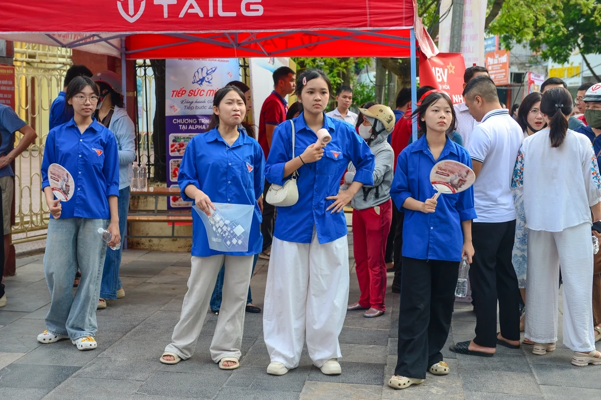 Áo xanh” đồng hành cùng sĩ tử Thanh Hóa thi vào lớp 10
