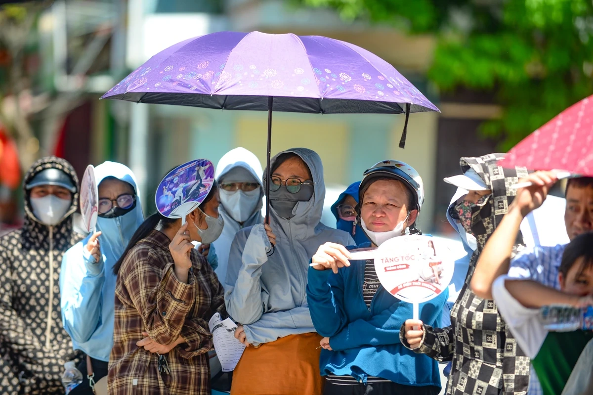 Đội nắng chờ con thi, phụ huynh vỡ òa khi thấy nụ cười của sĩ tử