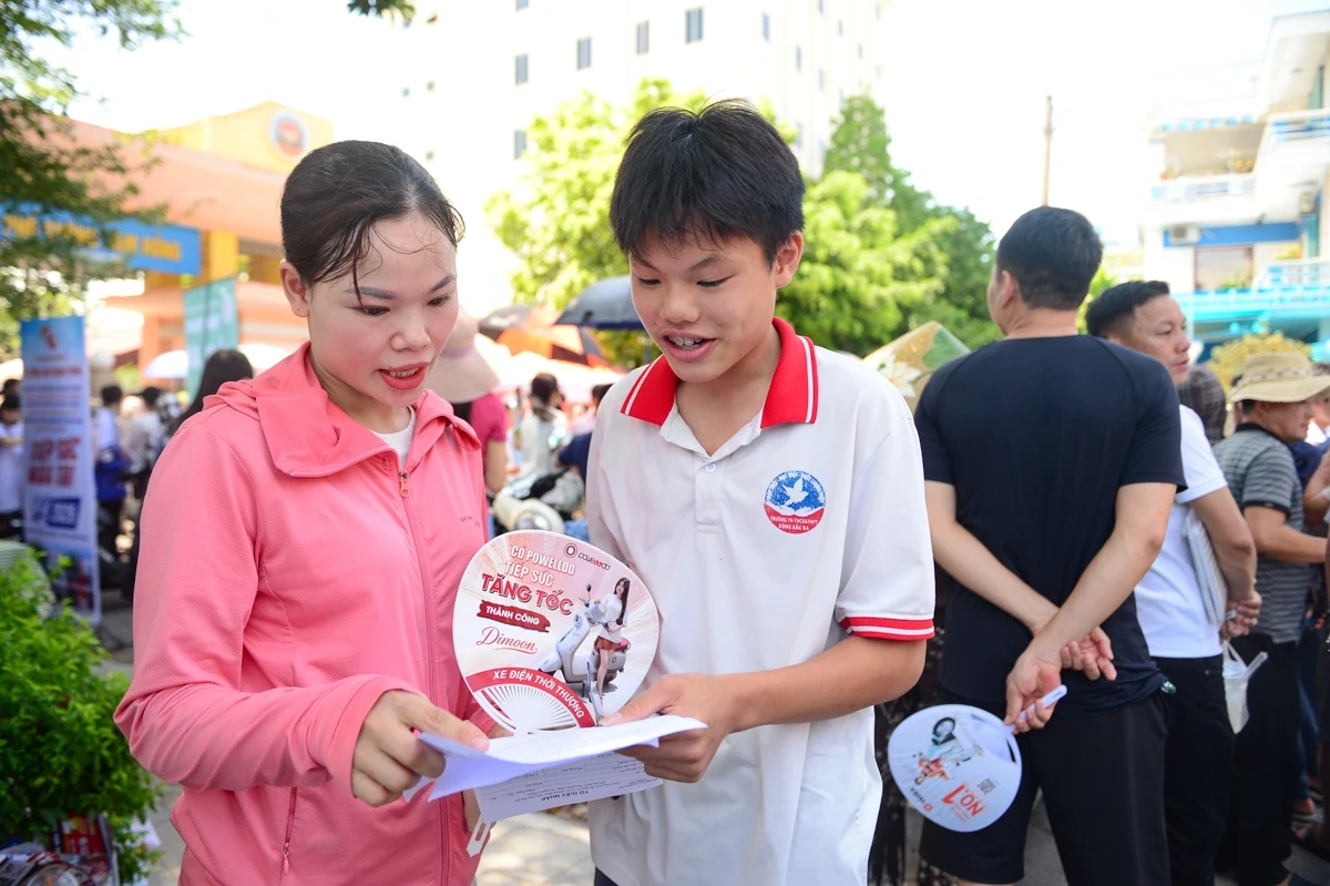 Đội nắng chờ con thi, phụ huynh vỡ òa khi thấy nụ cười của sĩ tử