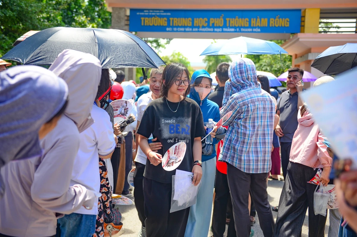 Đội nắng chờ con thi, phụ huynh vỡ òa khi thấy nụ cười của sĩ tử