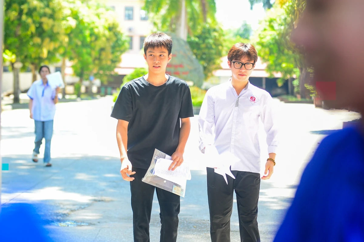 Đội nắng chờ con thi, phụ huynh vỡ òa khi thấy nụ cười của sĩ tử