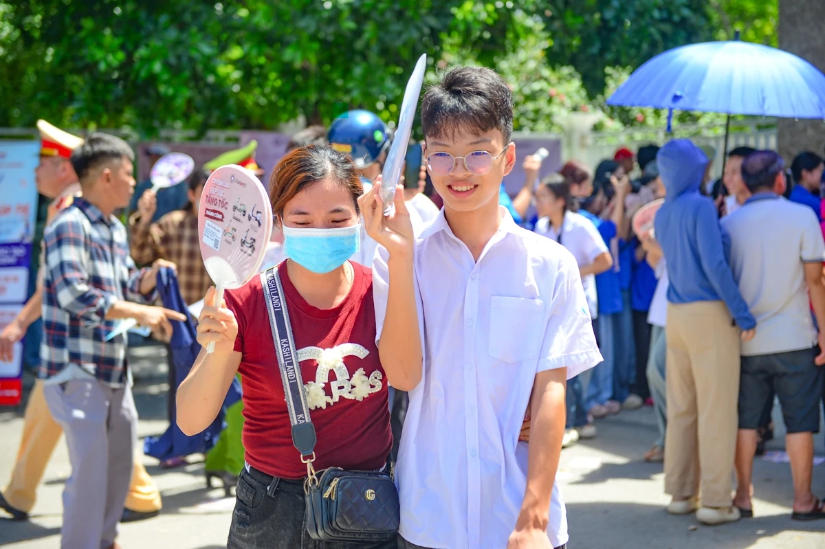 Đội nắng chờ con thi, phụ huynh vỡ òa khi thấy nụ cười của sĩ tử