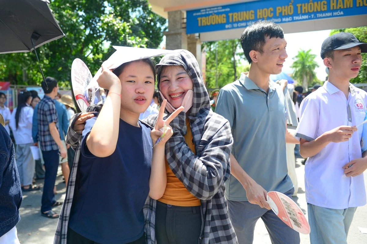 Đội nắng chờ con thi, phụ huynh vỡ òa khi thấy nụ cười của sĩ tử