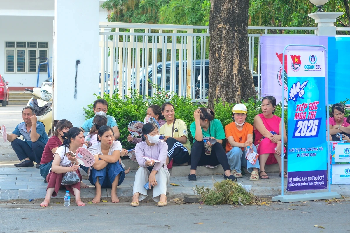 Đội nắng chờ con thi, phụ huynh vỡ òa khi thấy nụ cười của sĩ tử