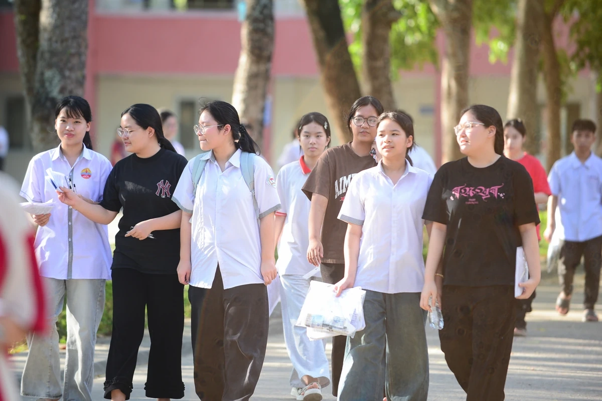 Hơn 1.300 thí sinh hoàn thành kỳ thi vào Trường THPT Chuyên Lam Sơn