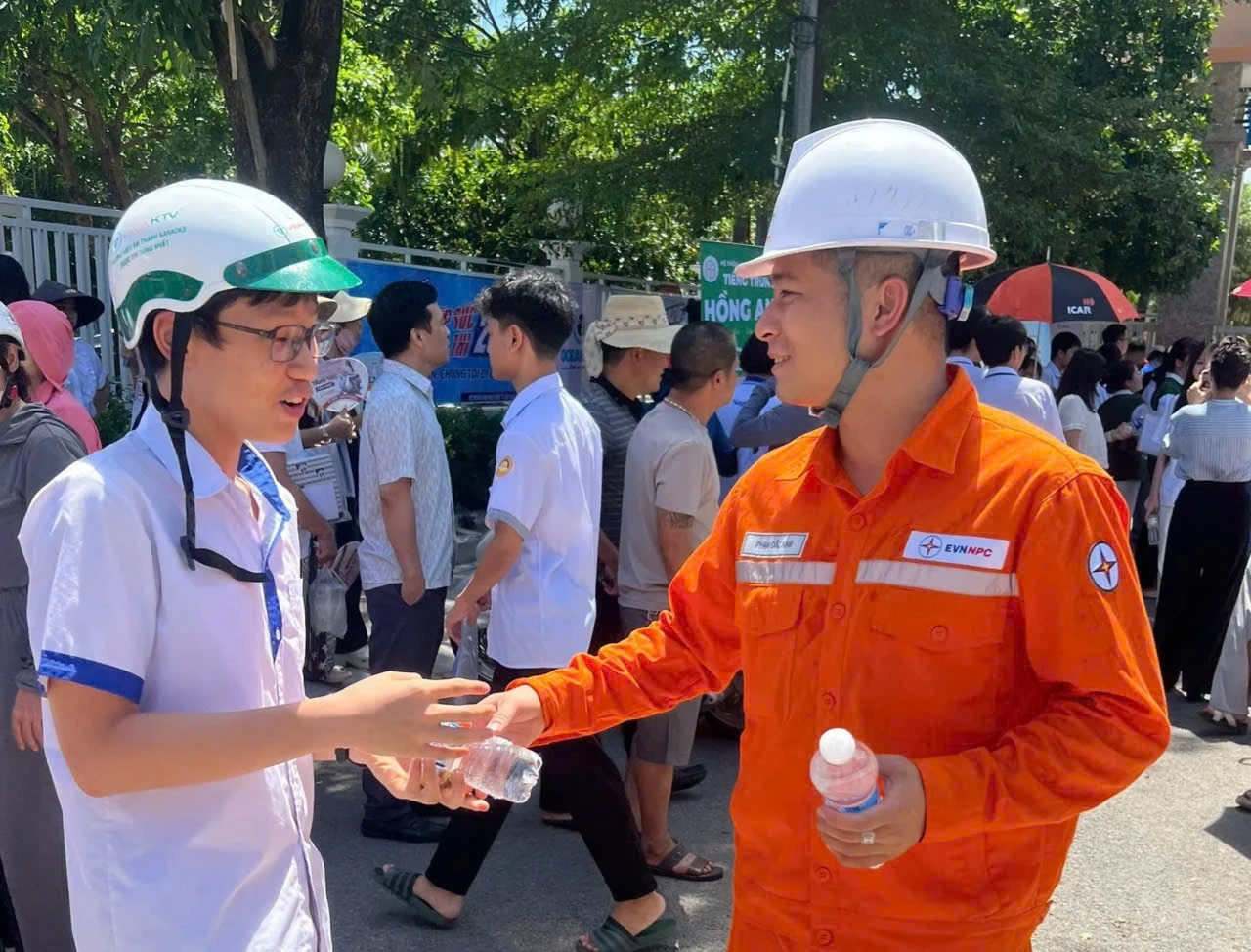 Cán bộ, nhân viên ngành điện đồng hành cùng các sĩ tử
