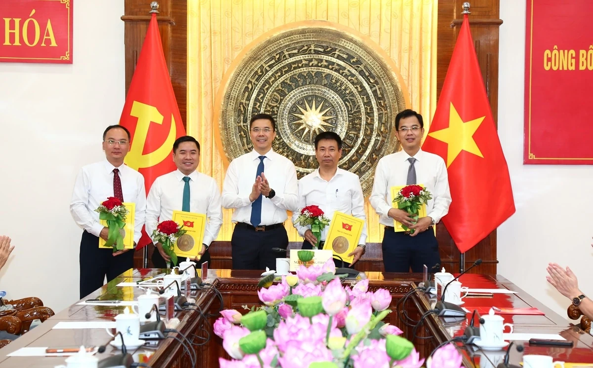 Công bố và trao Quyết định của Ban Thường vụ Tỉnh ủy Thanh Hóa về công tác cán bộ