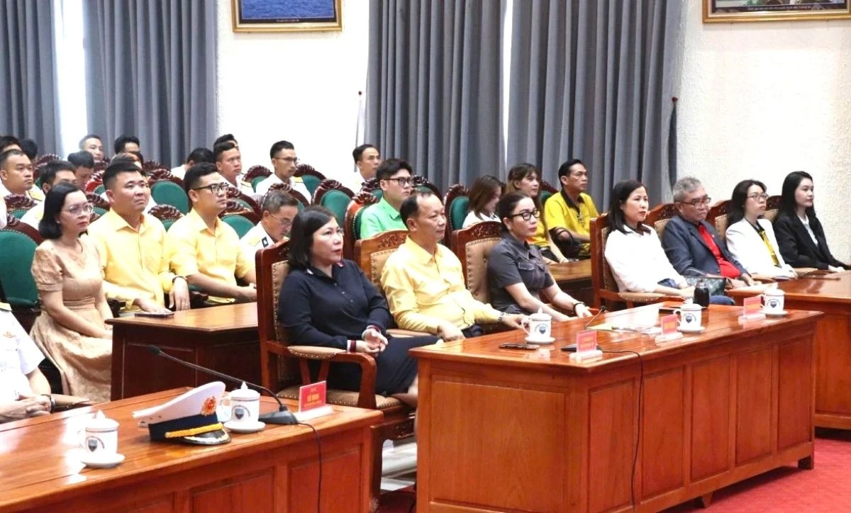 Trao 230 tấn phân bón, chung tay “Xanh hóa Trường Sa”